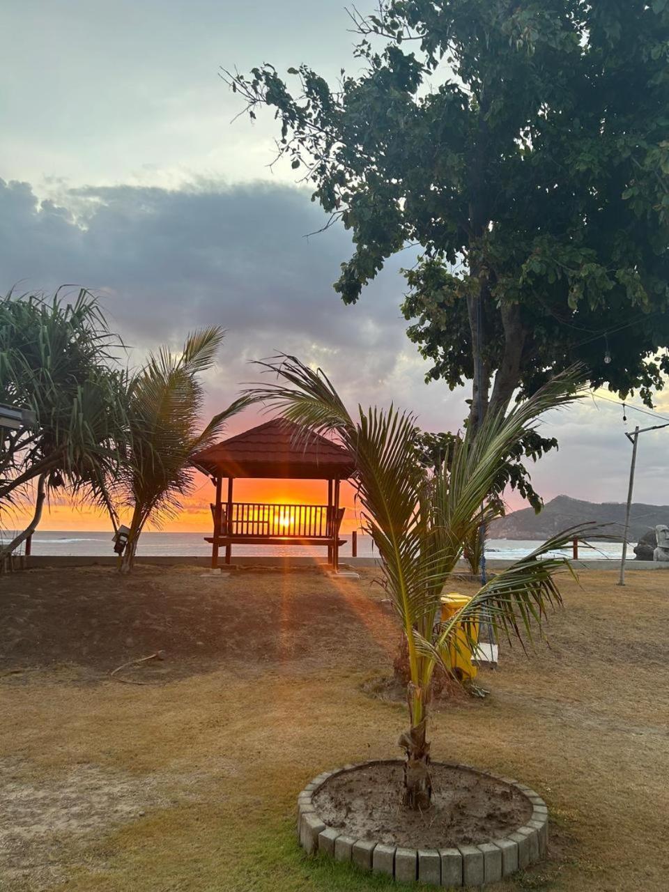 Mama Nings Beach Hotel Sekongkang Eksteriør bilde