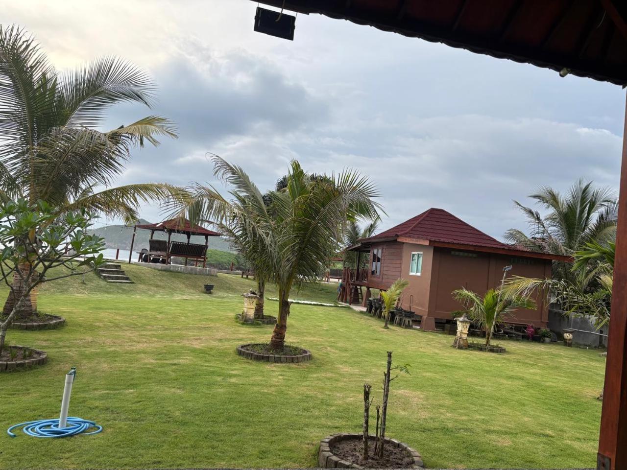 Mama Nings Beach Hotel Sekongkang Eksteriør bilde