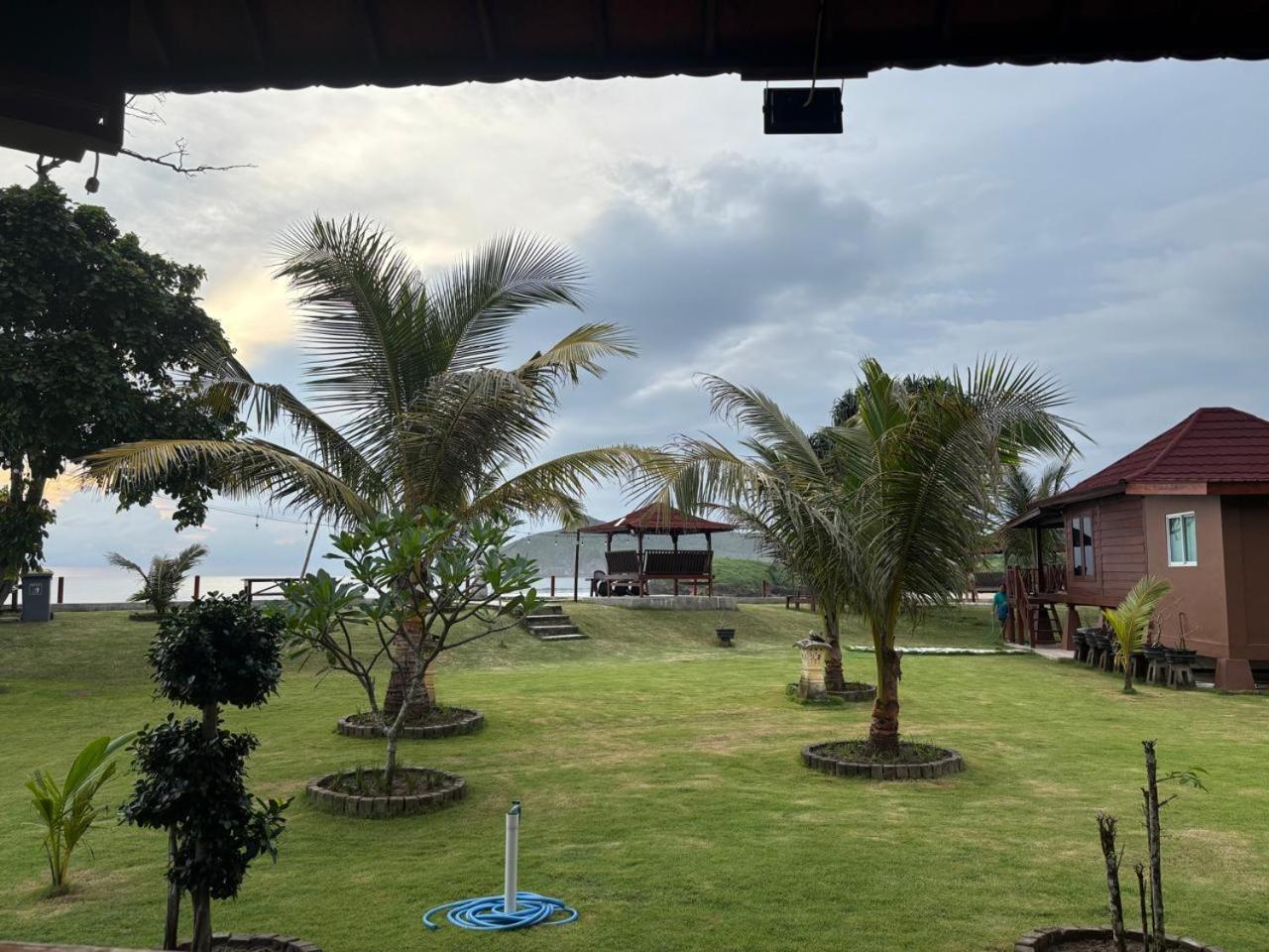 Mama Nings Beach Hotel Sekongkang Eksteriør bilde